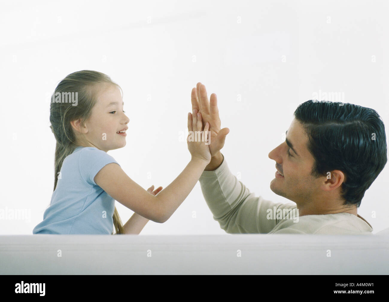 Mann und Mädchen Hand klatschte Spiel Stockfoto