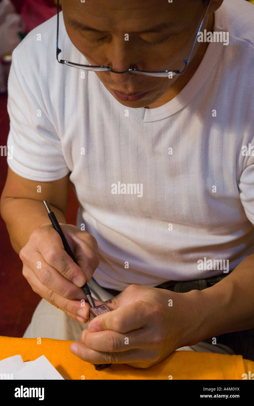 Handwerker, Schnitzen einer chinesischen Steins hacken Stempel Stockfoto