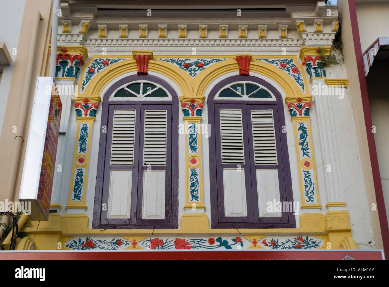 Detail der Fensterläden im ersten Stock einer Baba Nyonya-Ladendekoration in Malakka Stockfoto