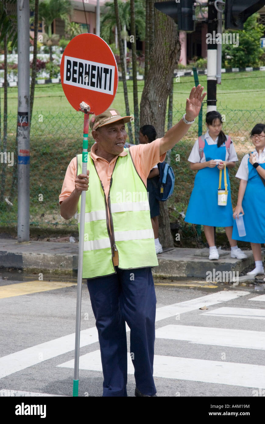 Eine malaysische Schulübergangswache vor einer christlichen Mädchenhochschule in Johor Bahru Malaysia Stockfoto