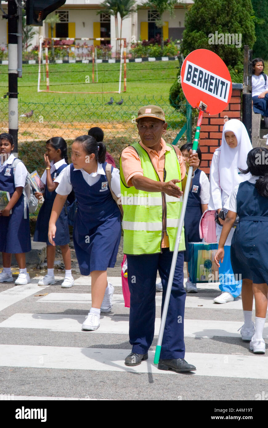 Eine malaysische Schulübergangswache vor einer christlichen Mädchenhochschule in Johor Bahru Malaysia Stockfoto