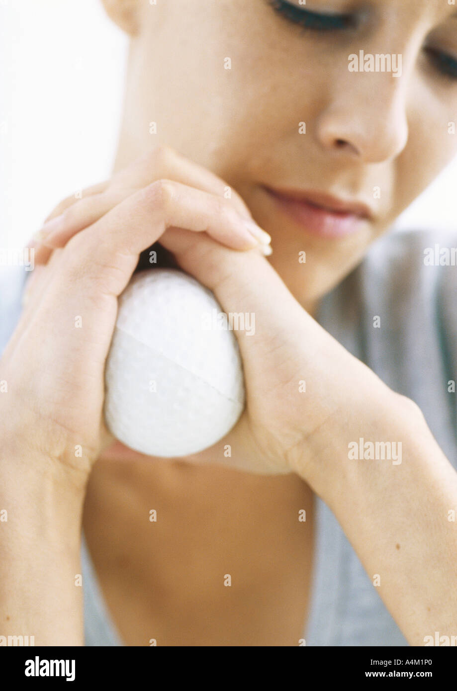 Frau mit Stress-Ball zwischen Palmen, Nahaufnahme Stockfoto