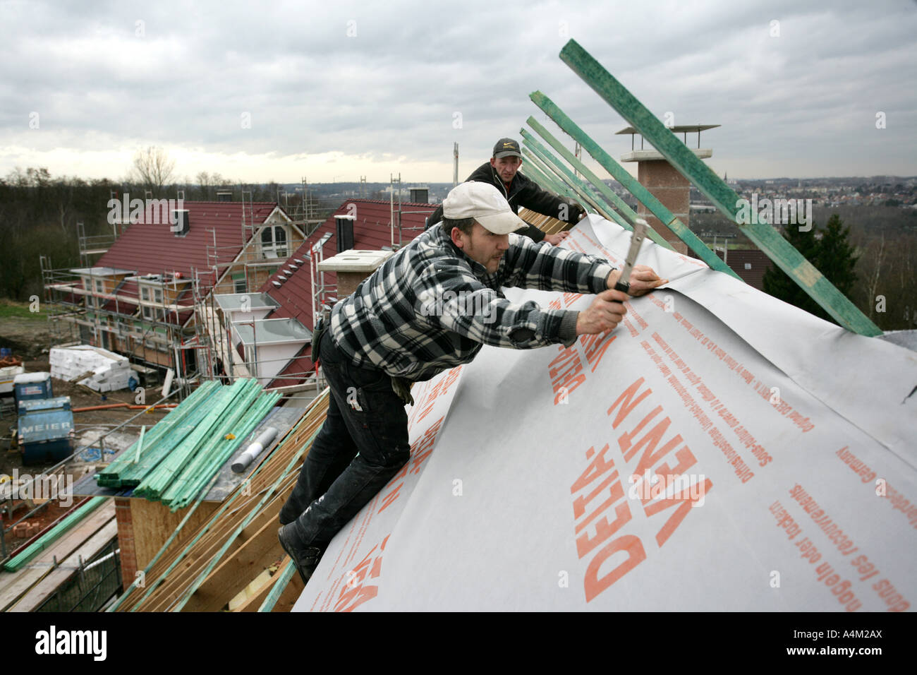 DEU-Deutschland-Essen-Dach Fliesenleger bei der Arbeit bauen ein ... DEU-Deutschland-Essen-Dach Fliesenleger bei der Arbeit bauen ein ...