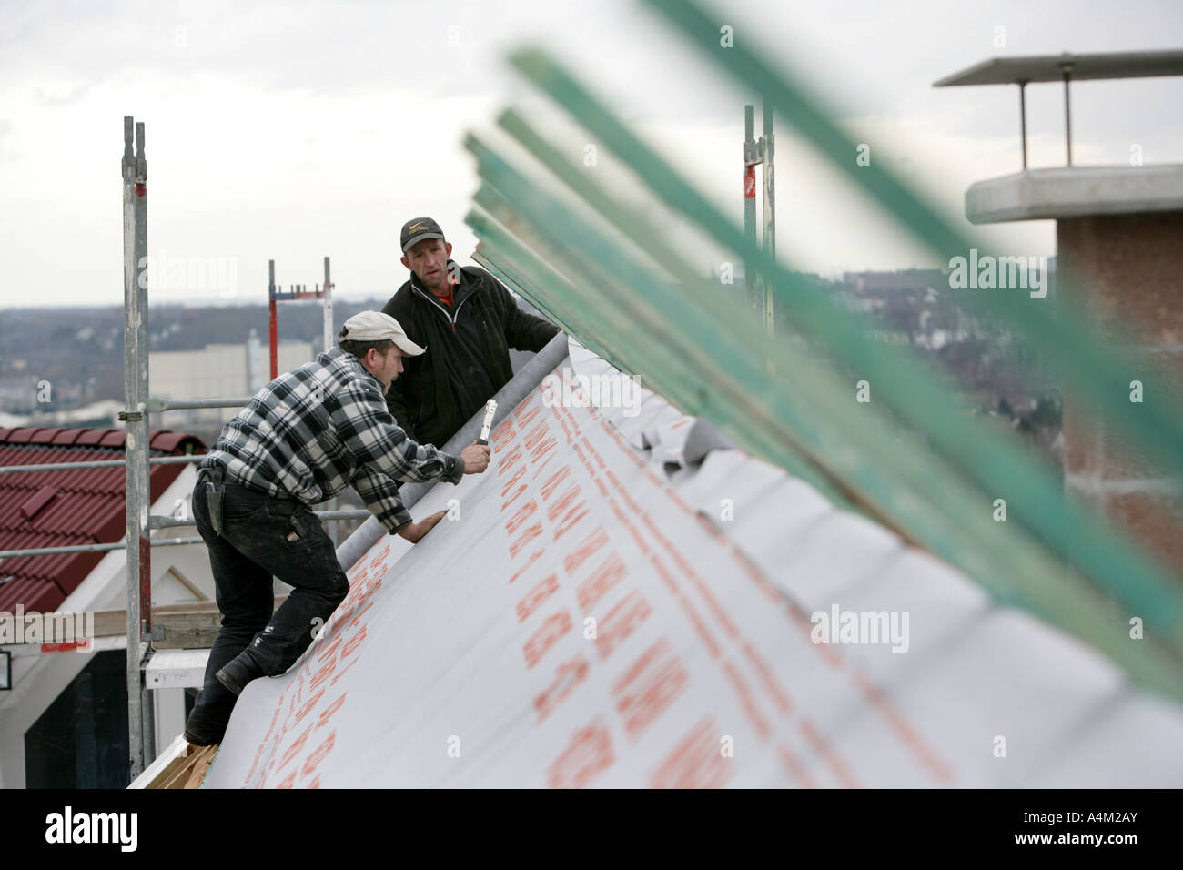 DEU-Deutschland-Essen-Dach Fliesenleger bei der Arbeit bauen ein Dach von einem Haus Baustelle von Privathäusern Stockfoto