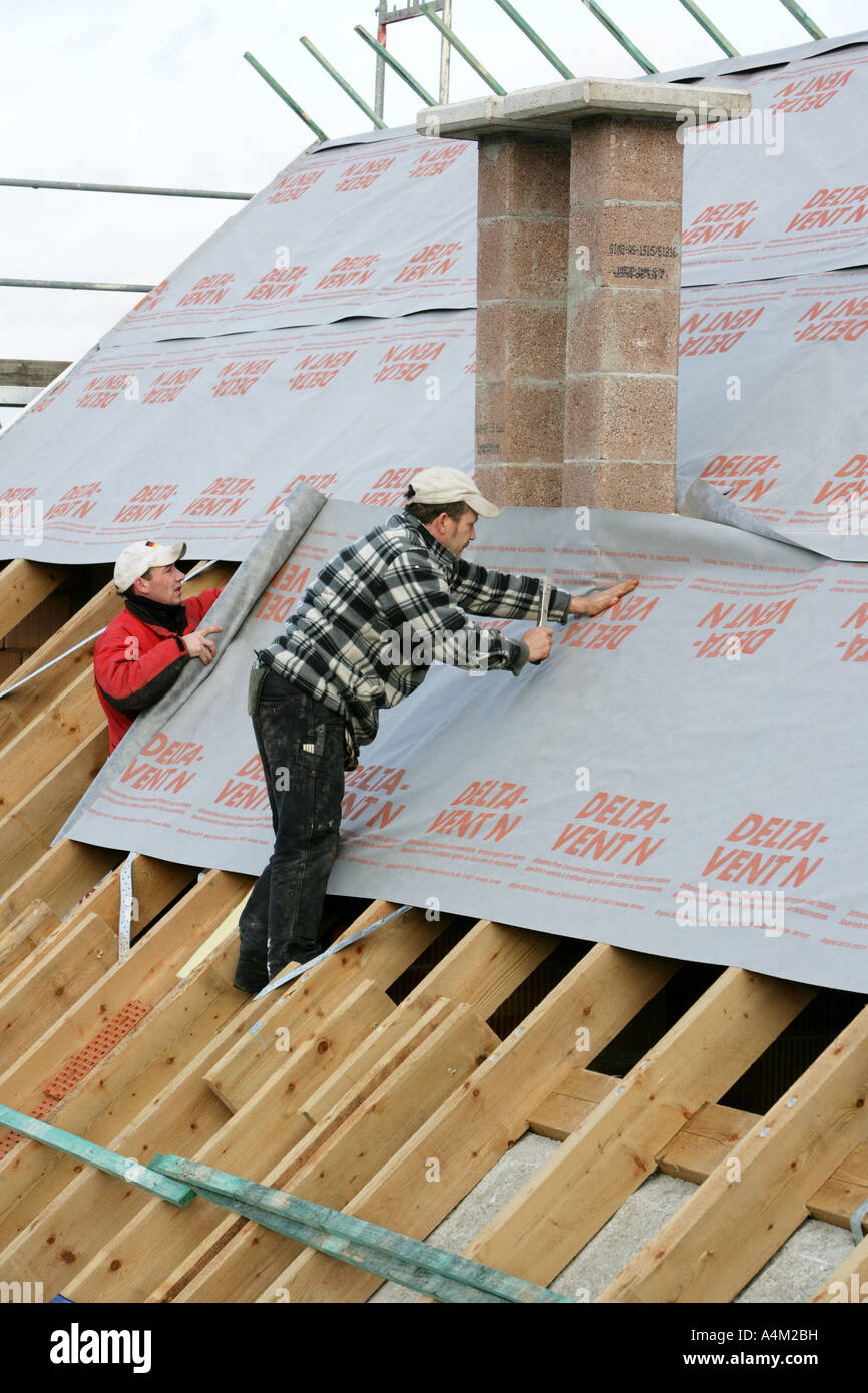 DEU-Deutschland-Essen-Dach Fliesenleger bei der Arbeit bauen ein Dach von einem Haus Baustelle von Privathäusern Stockfoto