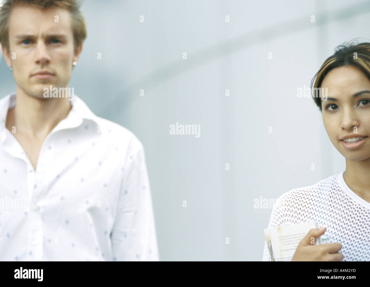 Zwei Jugendliche, Blick in die Kamera Stockfoto