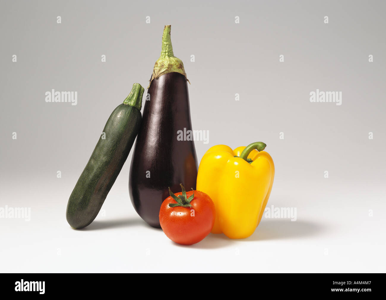 Zucchini, Auberginen, Tomaten und gelbe Paprika Stockfoto