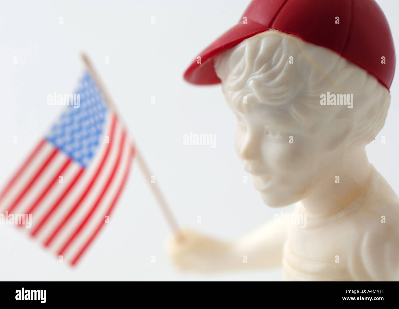 Junge Figur halten amerikanische Flagge Stockfoto
