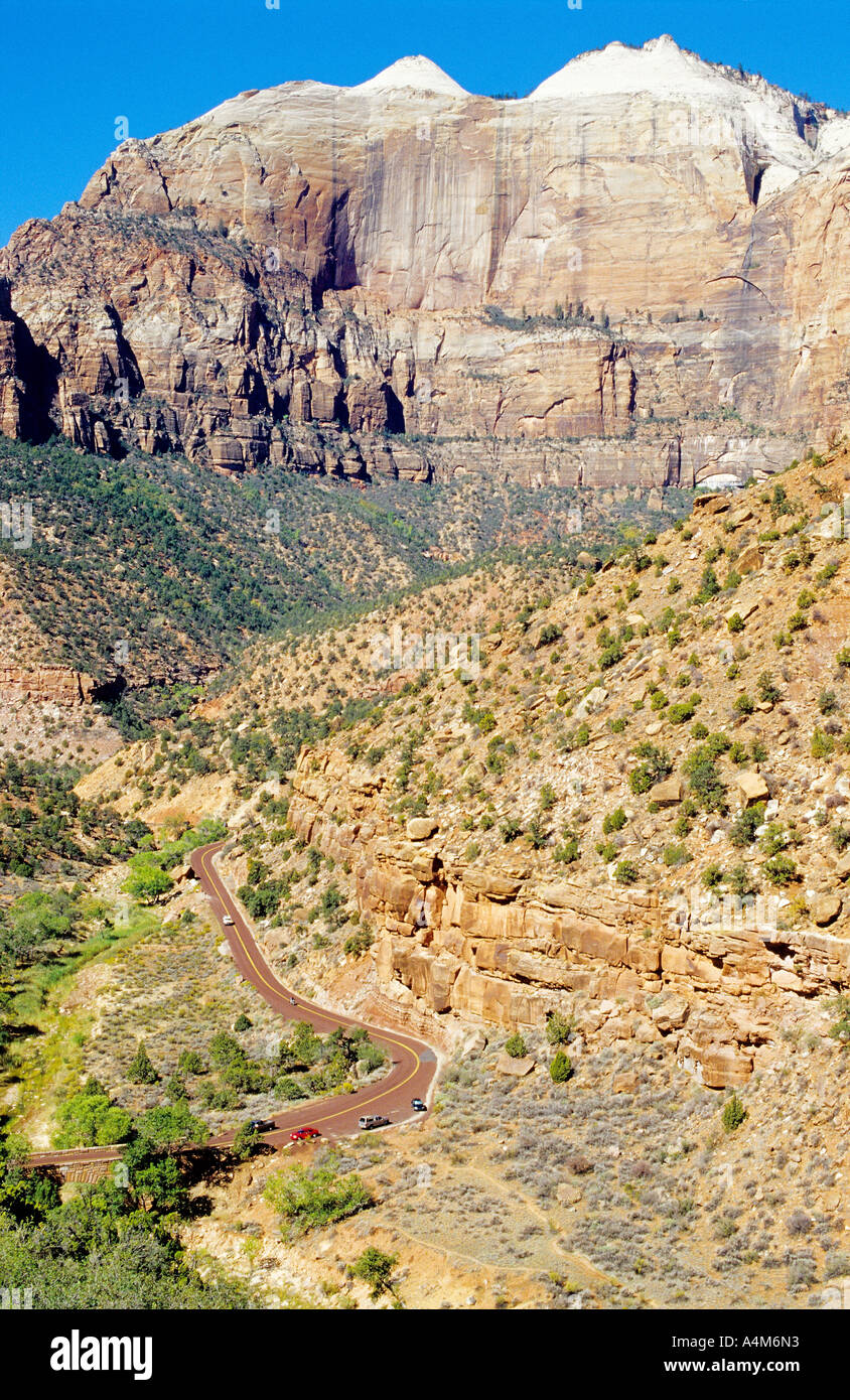Zion Mount Carmel Highway durch die Wüste Plateau und Sandstein Bergspitzen aus Zion National Park in Utah Stockfoto