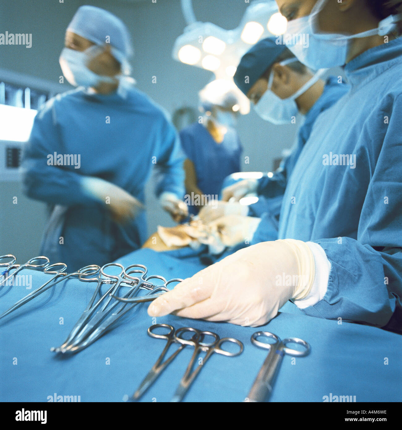Ärzte, die die Operation, des Chirurgen Instrumente im Vordergrund Stockfoto