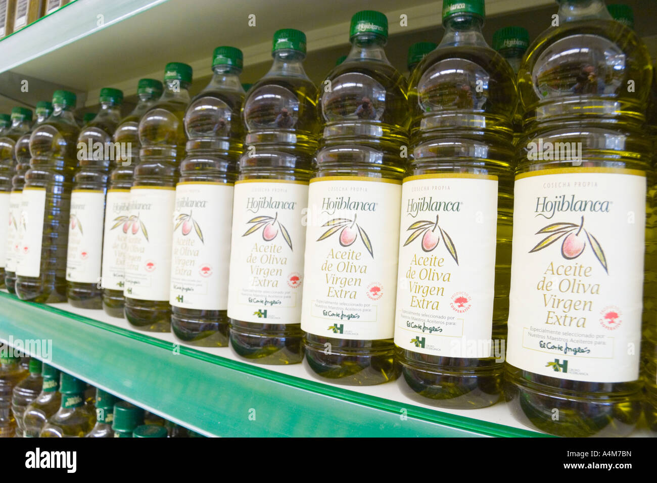 Flaschen von spanischem Olivenöl aufgereiht am Supermarktregal in Spanien Stockfoto