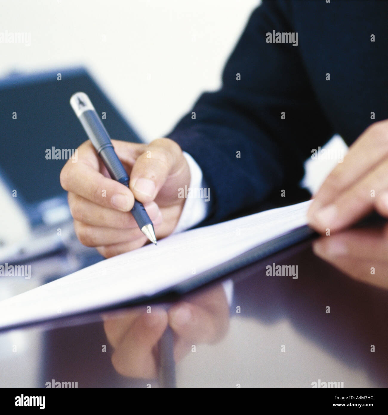 Geschäftsmann unterschreiben am Schreibtisch, close-up der Hände Stockfoto