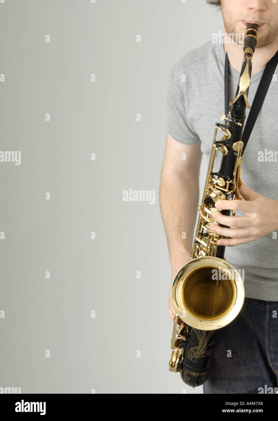 Junger Mann, Saxophon, Teilansicht Stockfoto