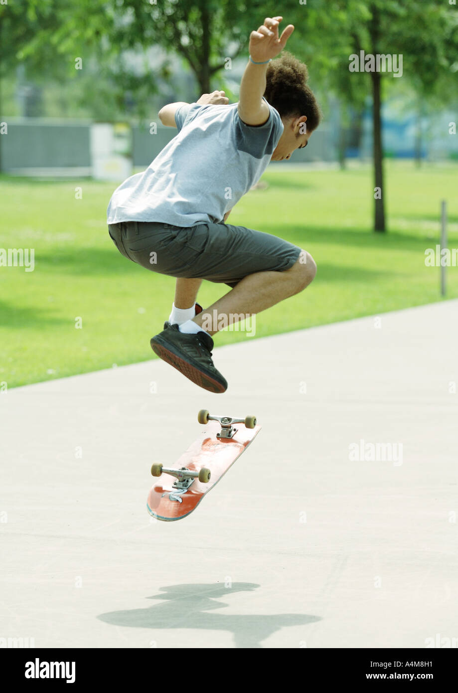 Skateboarder in der Luft Stockfoto