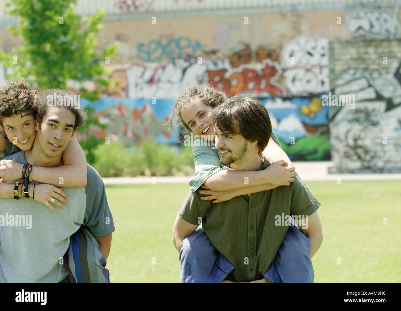 Huckepack-Männer tragen junge Frauen Stockfoto