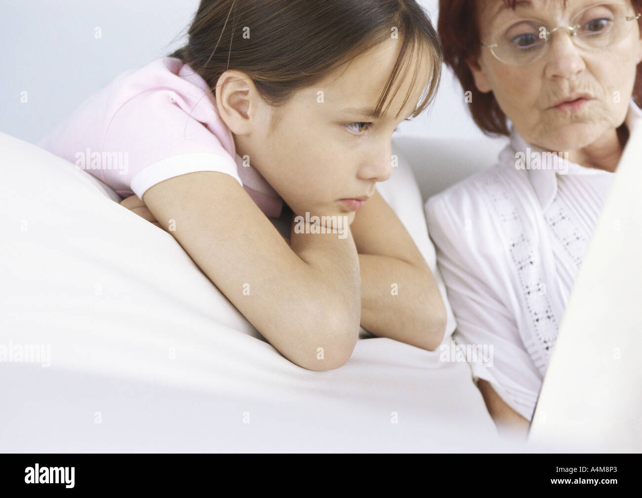 Großmutter und Mädchen aus Buch lesen Stockfoto