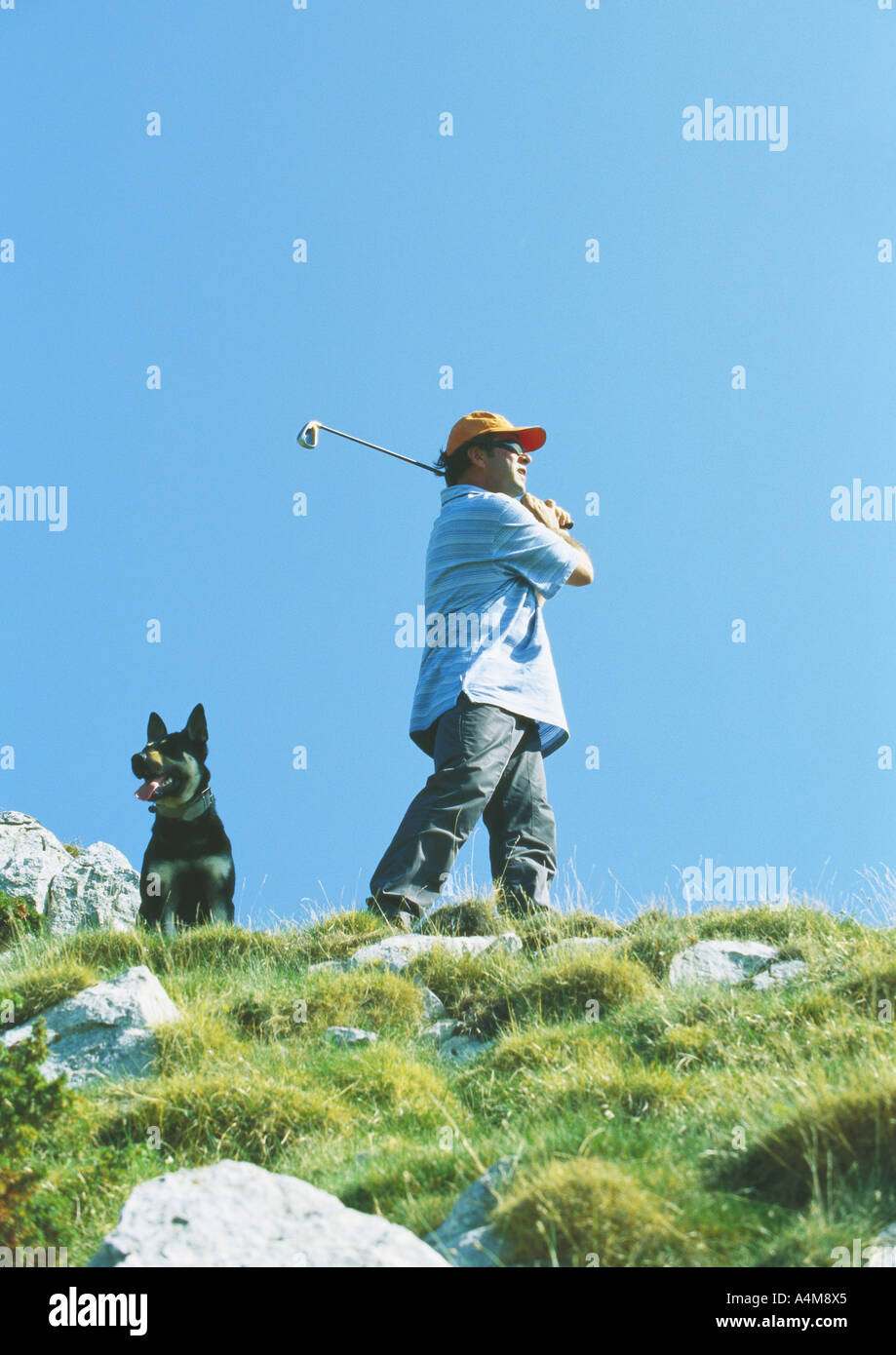 Golfspieler schwingen auf unwegsamem Gelände Stockfoto