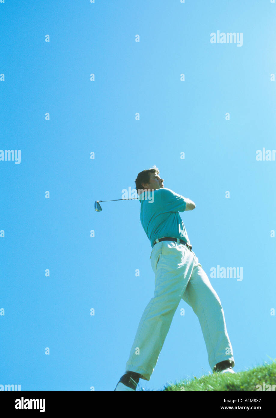 Golfer schwingen, niedrigen Winkel Ansicht Stockfoto