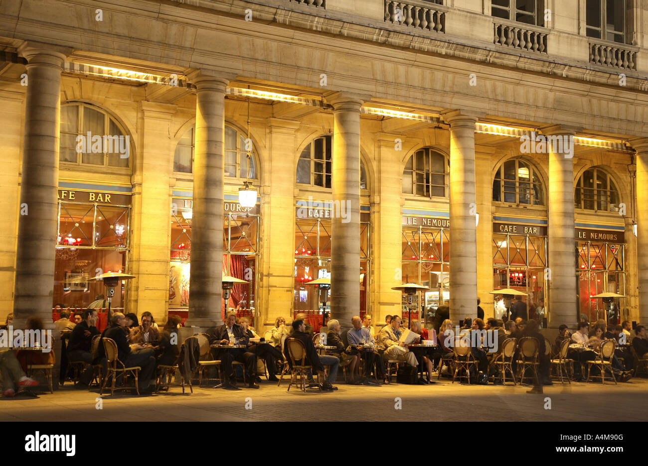Cafe Royal Teil des Palais Royal Complex in der Abenddämmerung, Paris, Frankreich Stockfoto