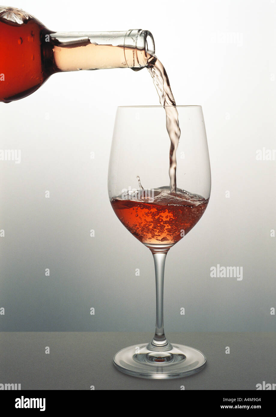 Gießen ein Glas rosŽ Wein Stockfoto