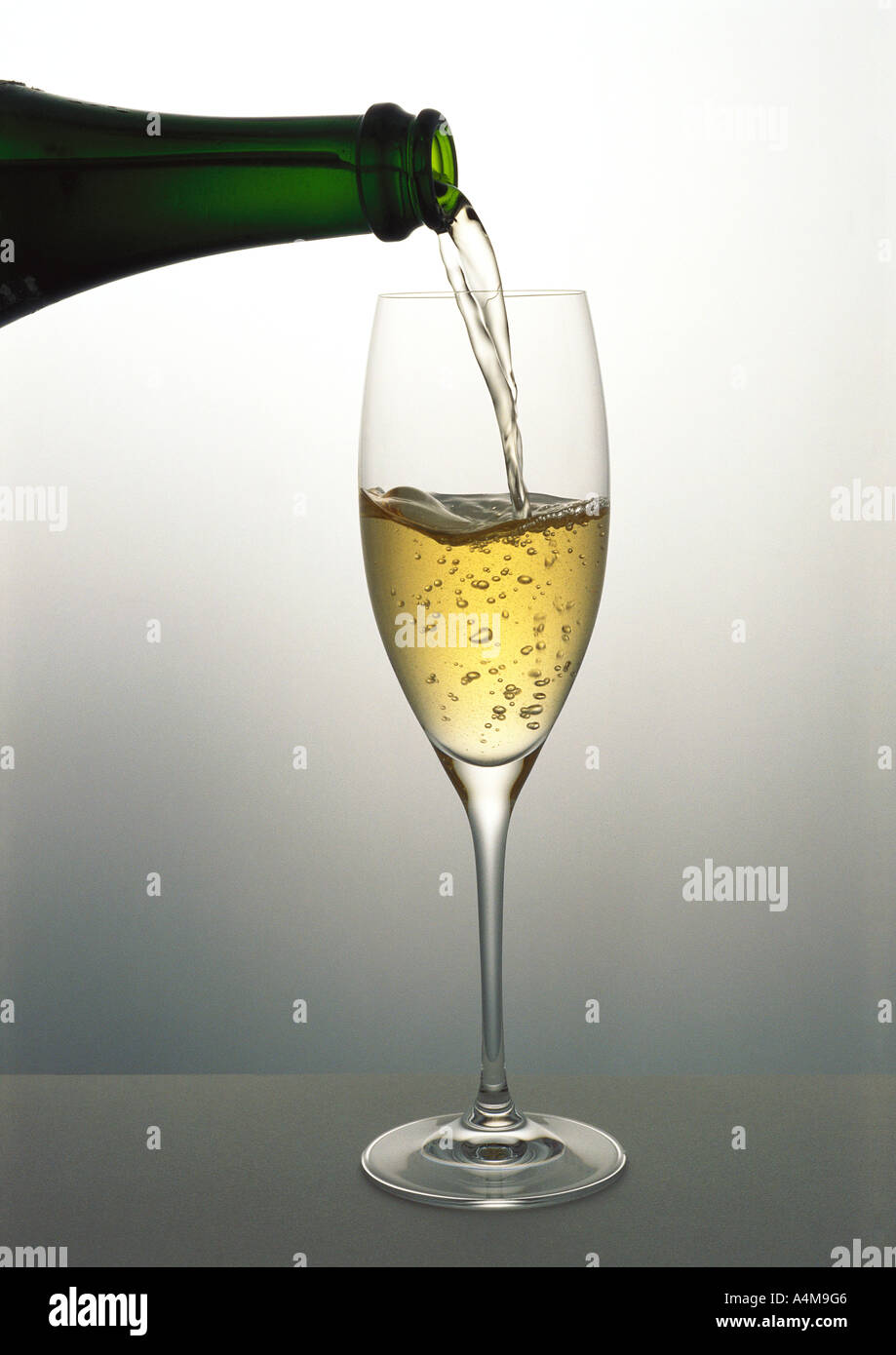Gießen ein Glas Champagner Stockfoto