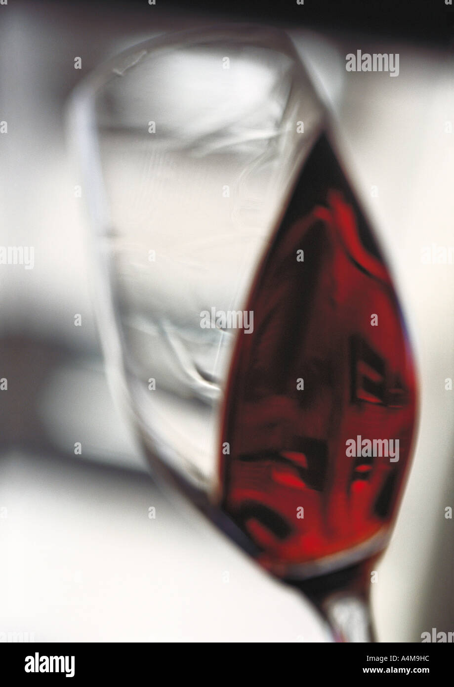 Glas Rotwein wird verwirbelt Stockfoto
