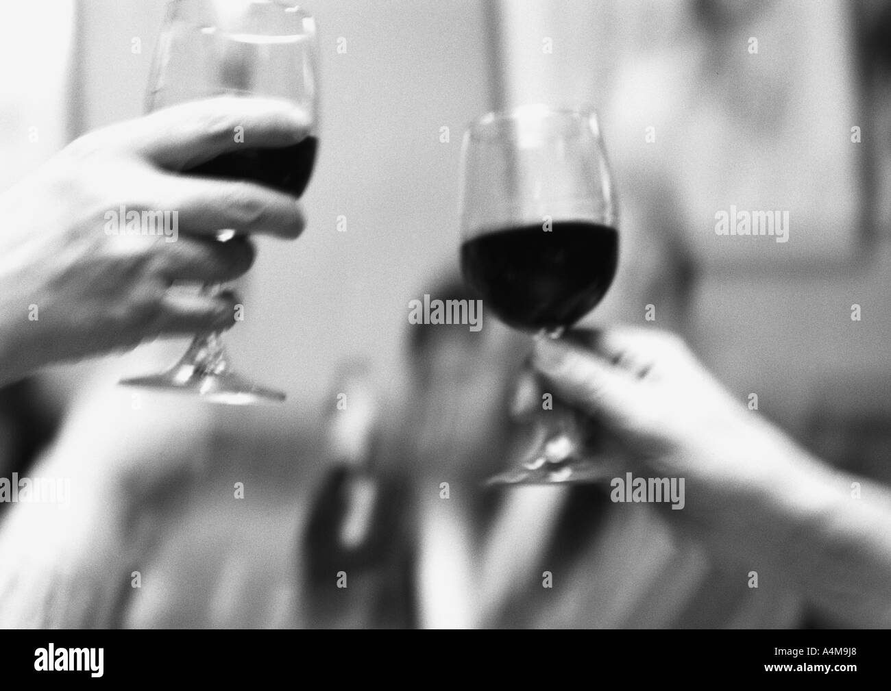 Hände halten Gläser Wein Stockfoto