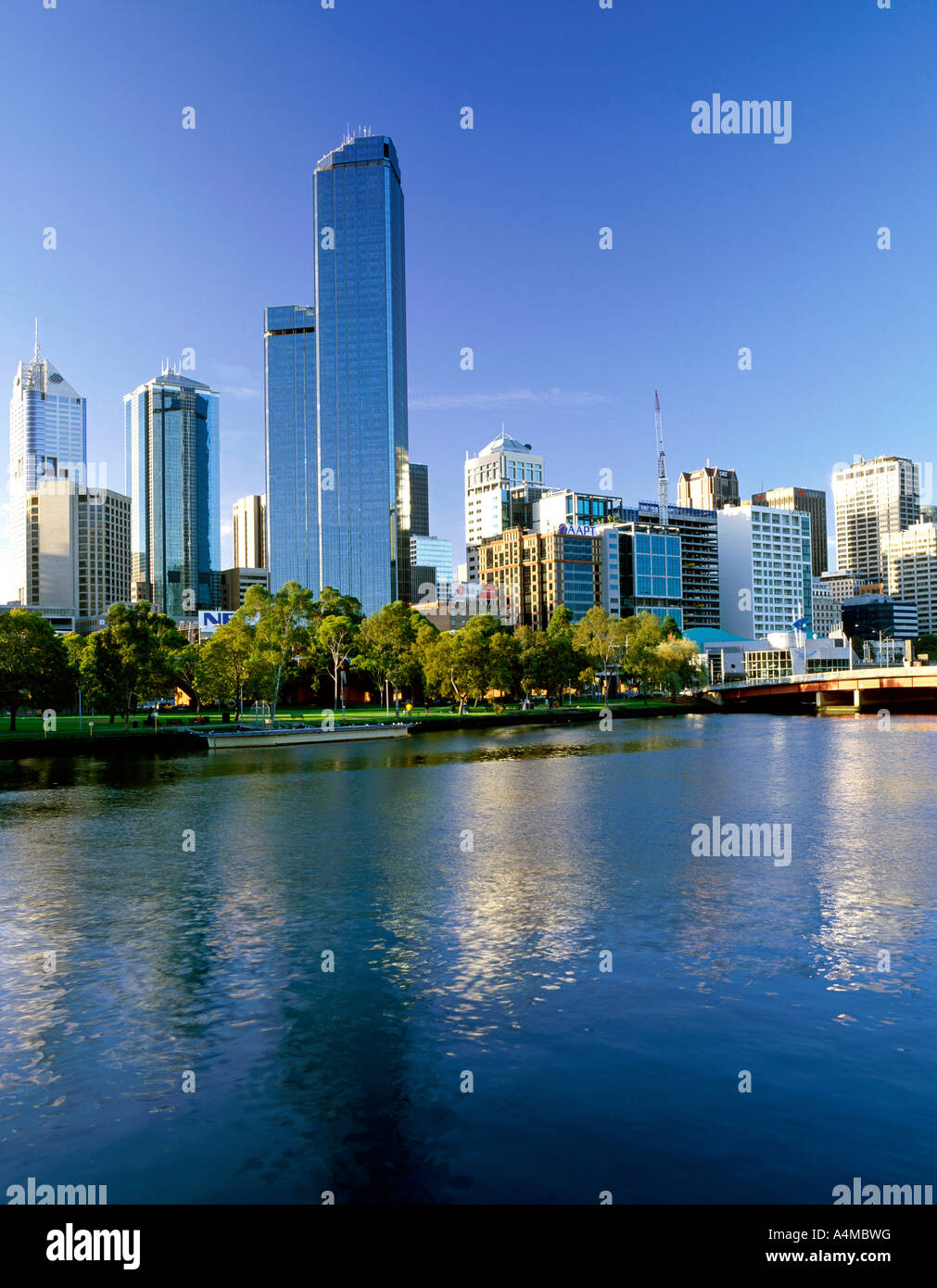 Der Melbourne CBD gesehen über den Yarra River im australischen Bundesstaat Victoria. Auf 6 X 7 Transparenz Film gedreht. Stockfoto