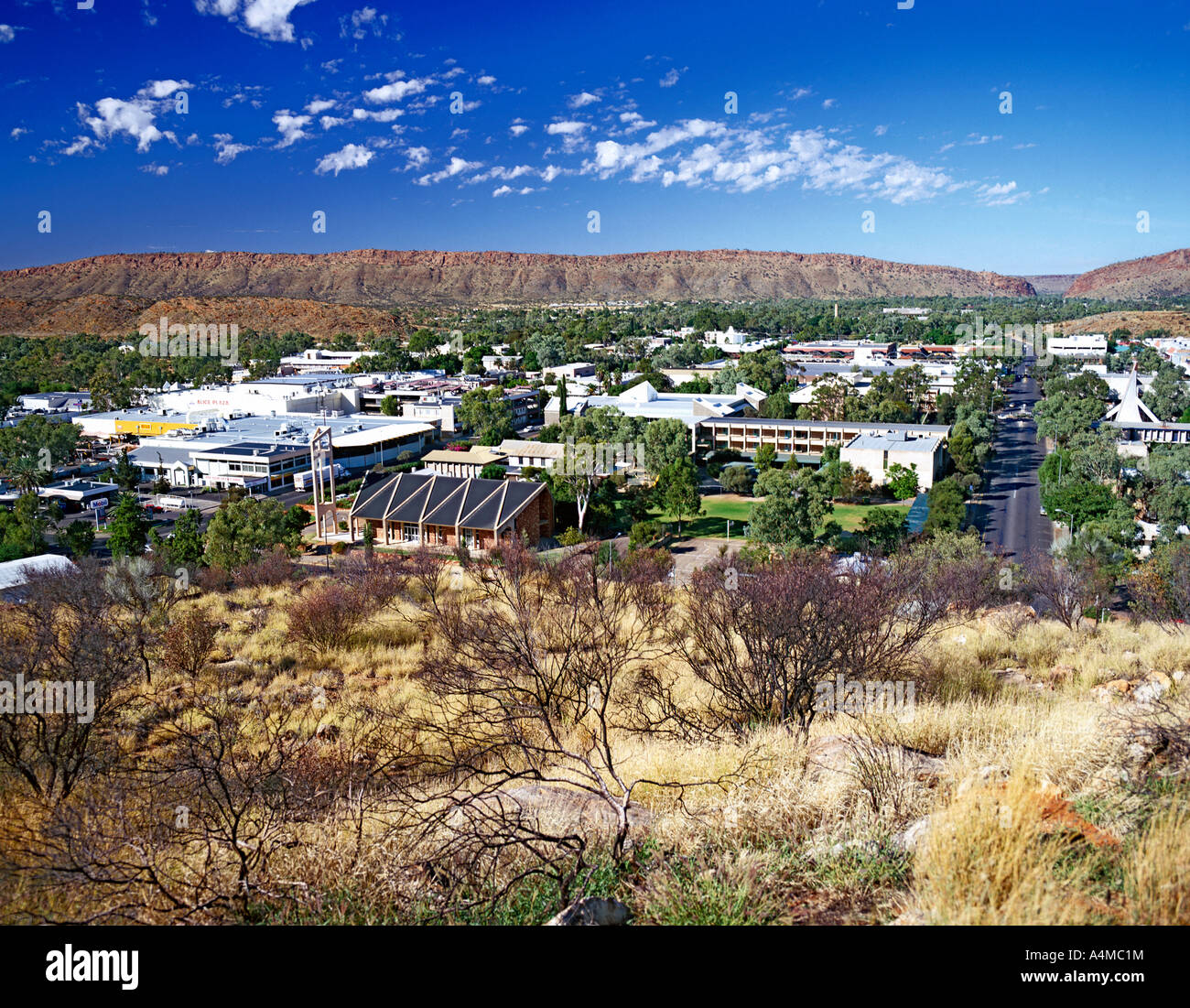 Blick über die Stadt Alice Springs in Australiens Northern Territories. Auf 6 X 7 Diafilm fotografiert. Stockfoto
