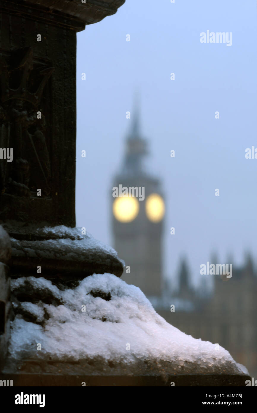 Schnee am Thames River Embankment Laternenpfahl mit Big Ben im Hintergrund. Stockfoto