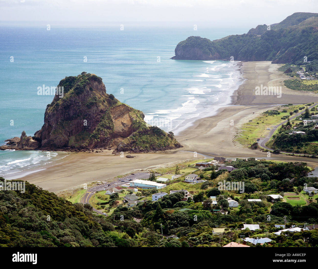 Piha Strand auf Neuseelands Nordinsel westlich von Auckland. Auf 6 X 7 Diafilm fotografiert. Stockfoto