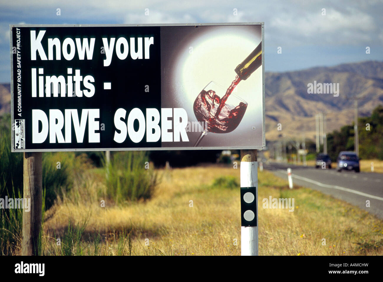 "Kennen Sie Ihre Grenzen - Laufwerk nüchtern" Zeichen auf einer Straße in Neuseeland. Stockfoto