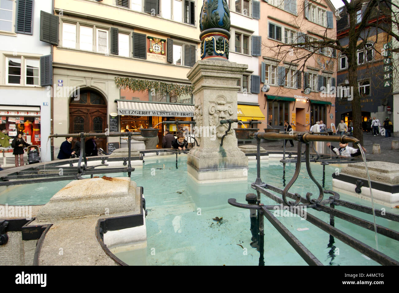 Eines der 1200 Brunnen in Zürich Schweiz Stockfotografie Alamy