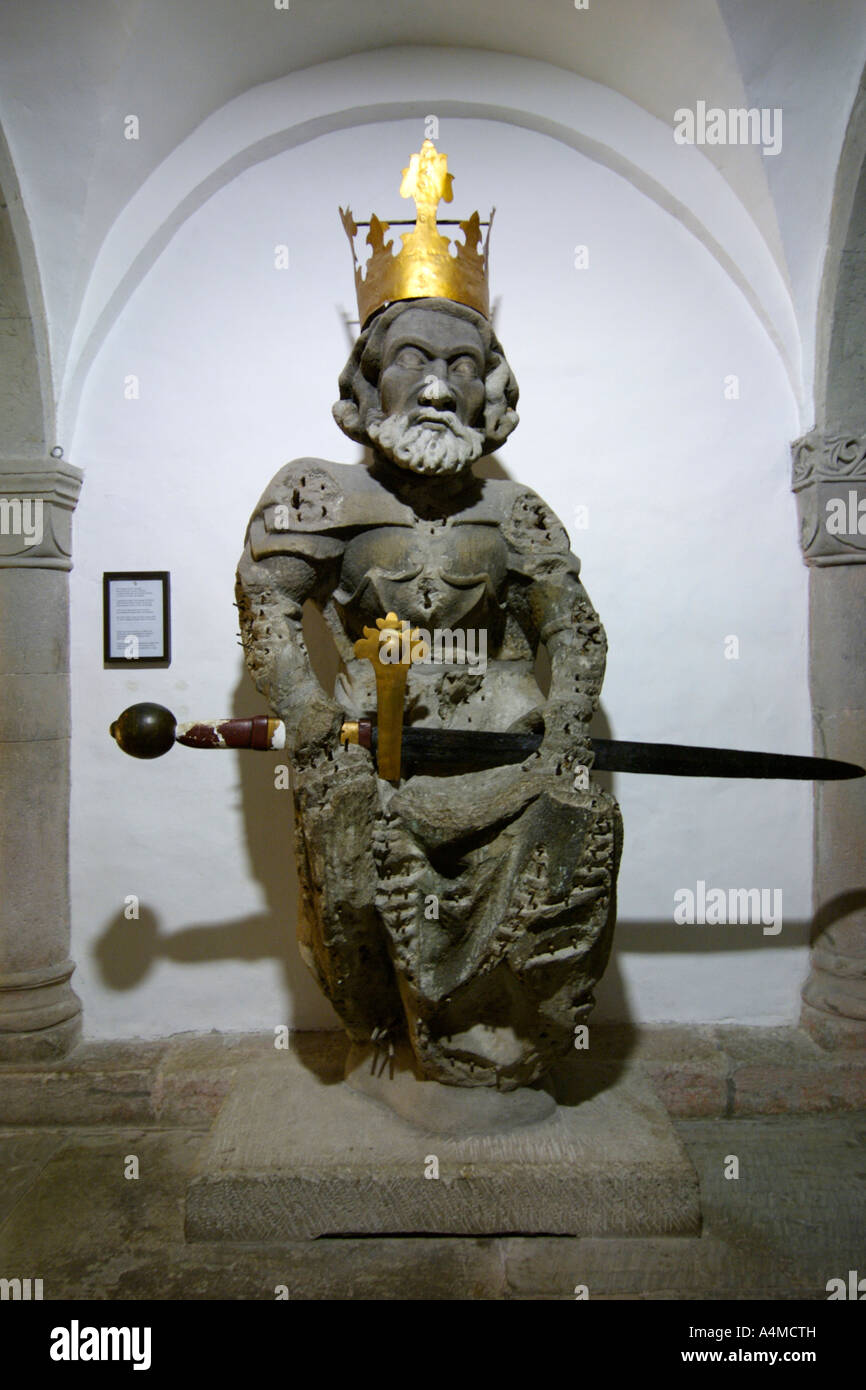 Statue von Karl dem großen in der Krypta der Kirche Grossmünster in Zürich Schweiz