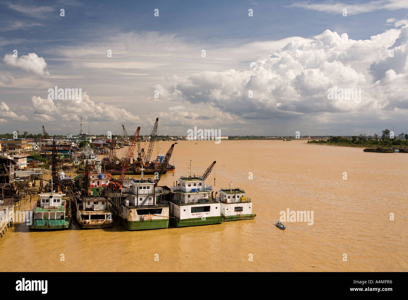 Malaysia Borneo Sarawak Sibu Fracht Boote auf Rejang River Stockfoto