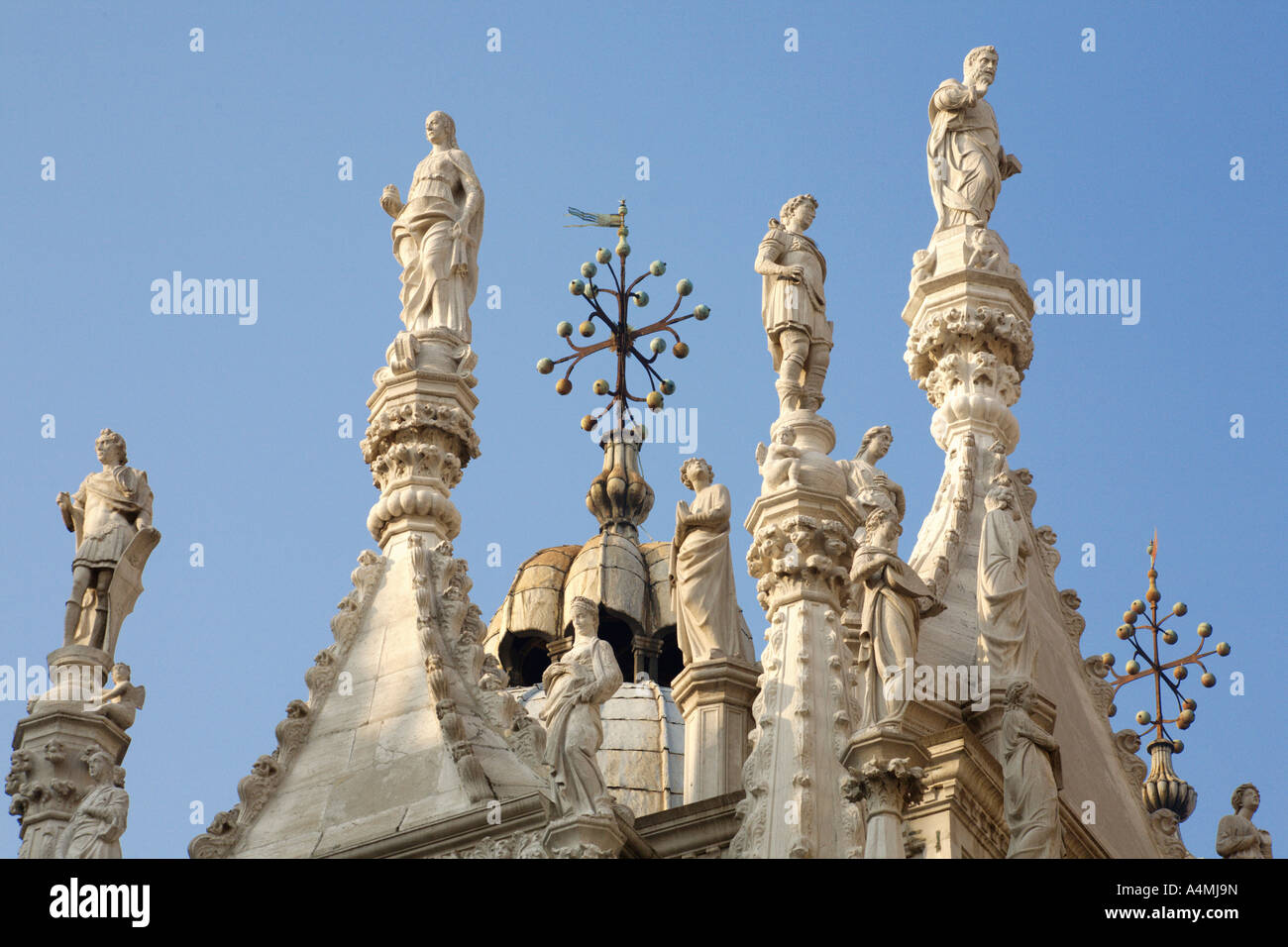 Statuen am Dach der Dogenpalast. St. Marks-Basilika, der berühmte Markusplatz, San Marco, Venedig, Italien Stockfoto