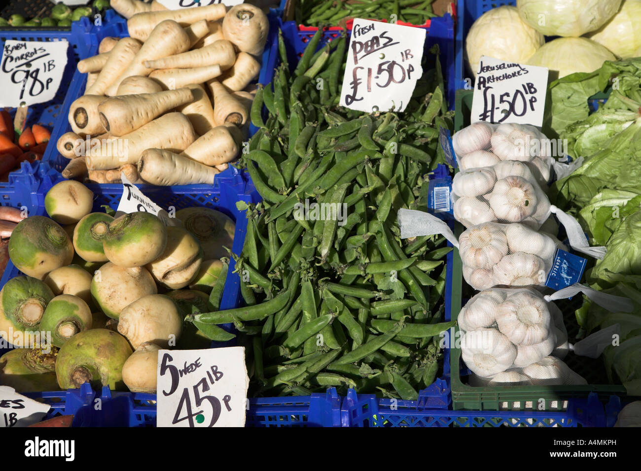 Frisches Gemüse auf dem Display auf einem Markt stall in England 2007 Stockfoto