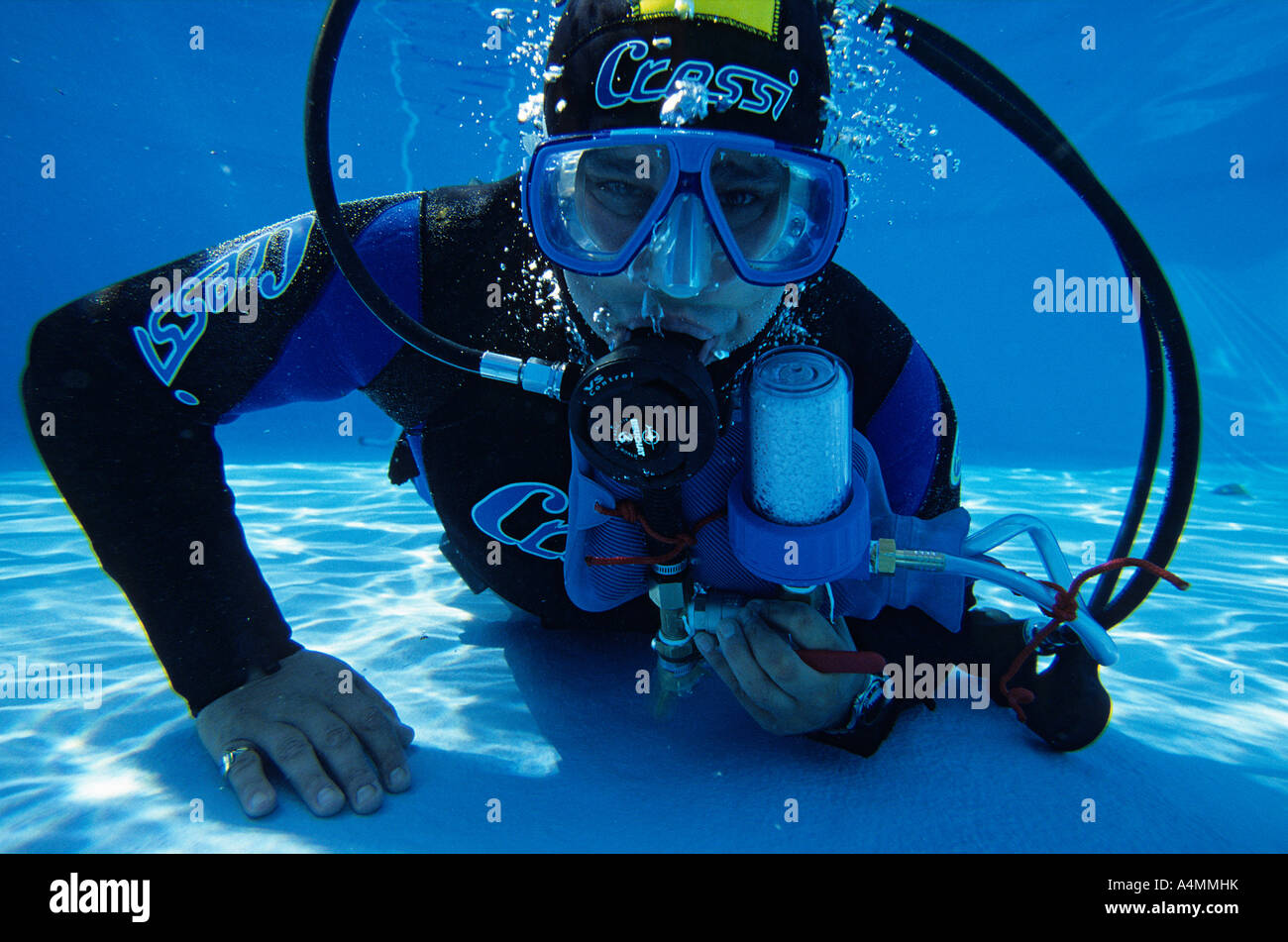 Taucher in einem Schwimmbad, testet ein Rebreather-Prototyp (Frankreich). Plongeur de piscine Testant UN-Prototyp. Stockfoto