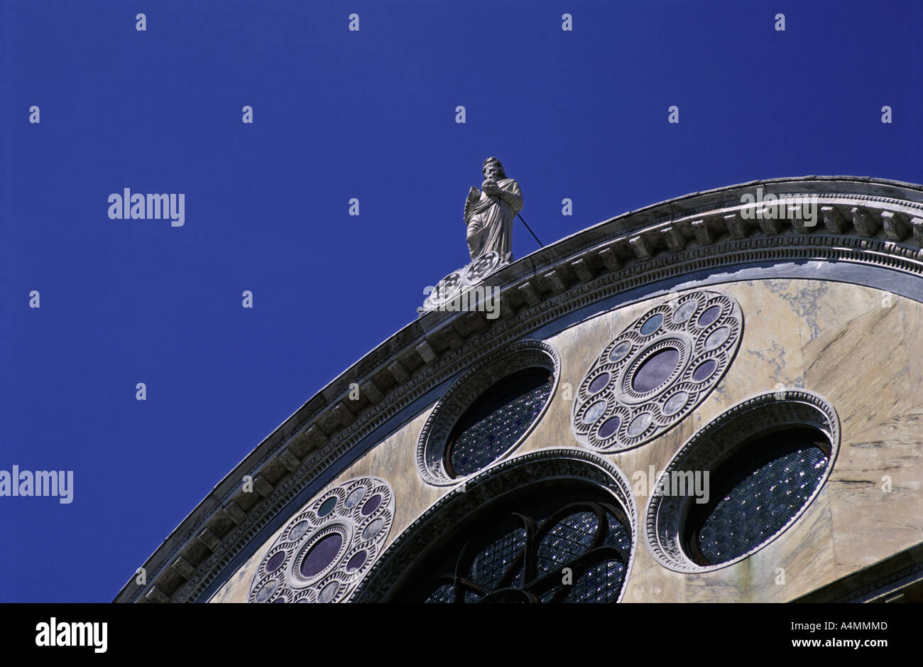 Italien Venedig Detail der krönende Lünette der Kirche Santa Maria dei Miracoli in die östlichen Stadtviertel Cannaregio. Marmor-Fassade Stockfoto