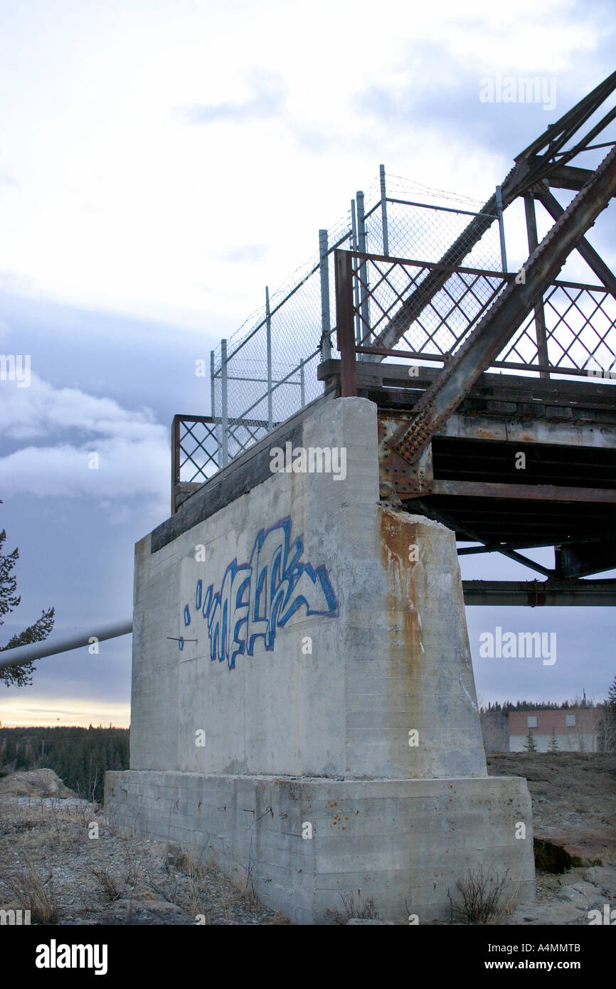 Brücke ins Nirgendwo; Zum Zeilenende; Ende der Straße; Ende der Autobahn. Stockfoto