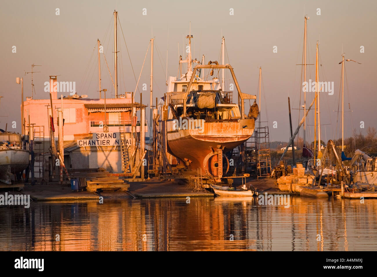 Ein Trawler in einer Grau-du-Roi-Werft (Frankreich) repariert wird. Chalutier de Réparation Dans un chantier naval du Grau-du-Roi. Stockfoto