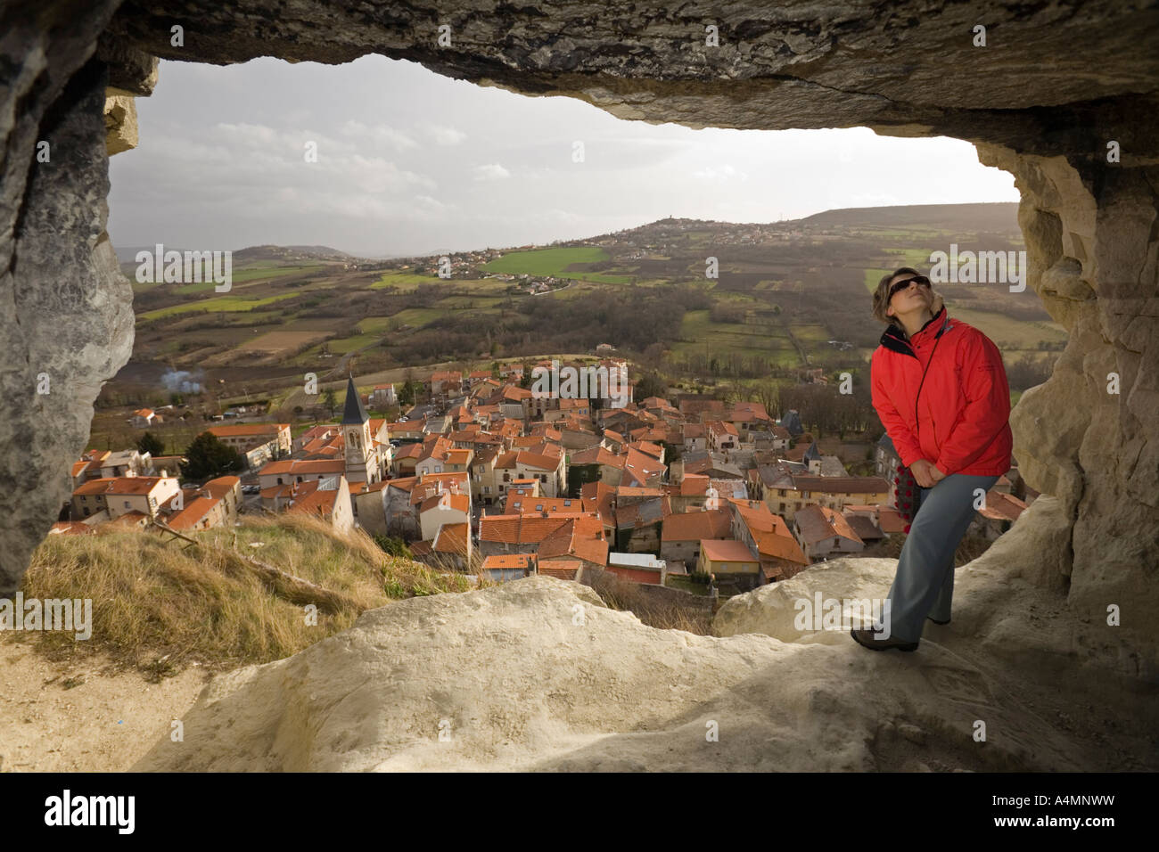 Ein Blick über "White Rock" Dorf (Puy de Dôme - Frankreich). Vue du Village De La Roche-Blanche (Puy de Dôme - Frankreich). Stockfoto