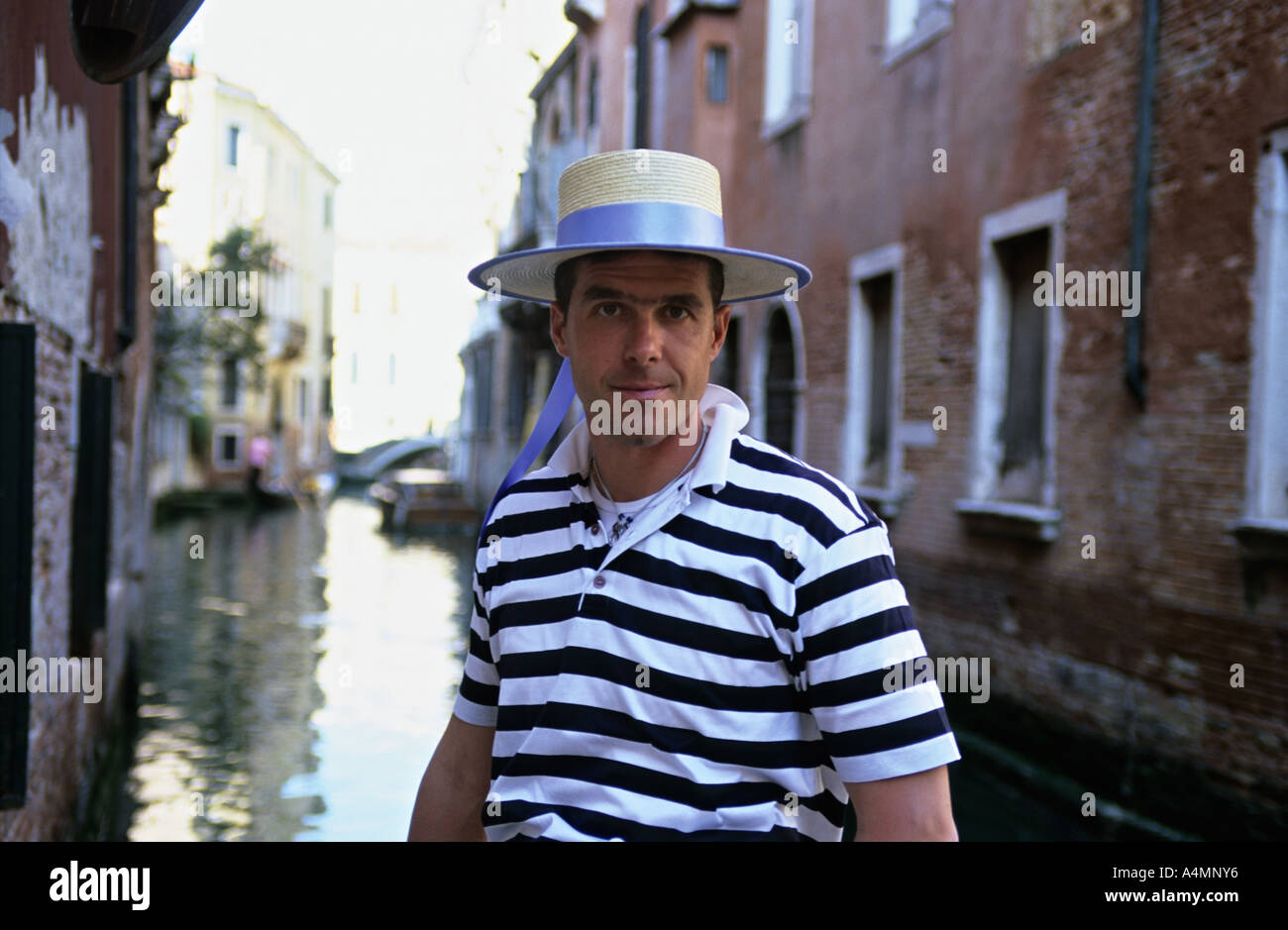 Venedig Italien Gondoliere im traditionellen Kostüm von Bändern Stroh Hut  und gestreifte Weste Stockfotografie - Alamy