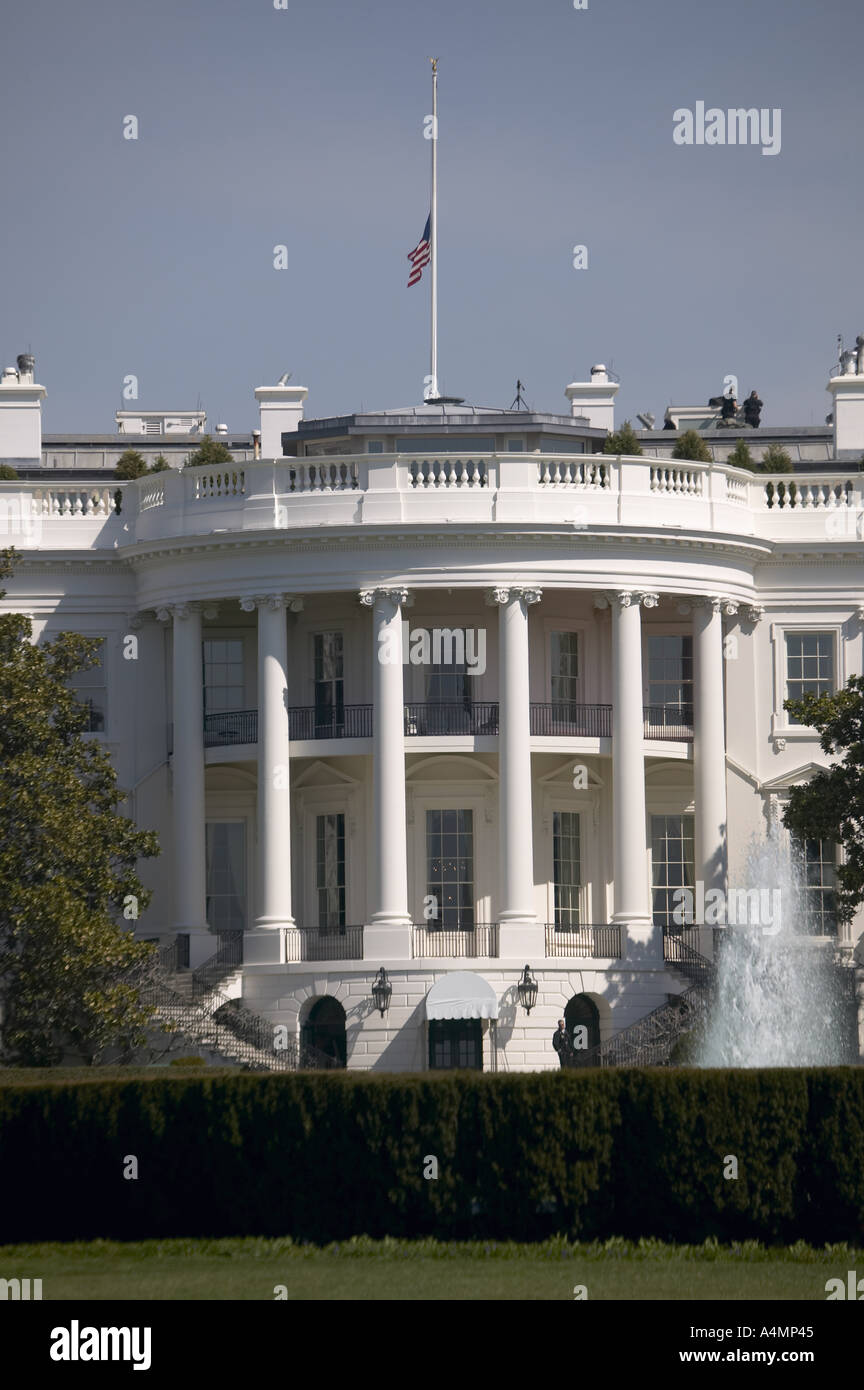Das Weisse Haus Und Der South Lawn Von Executive Avenue Washington Dc Mit Dem Geheimdienst Auf Dach Und Flagge Auf Halbmast Stockfotografie Alamy