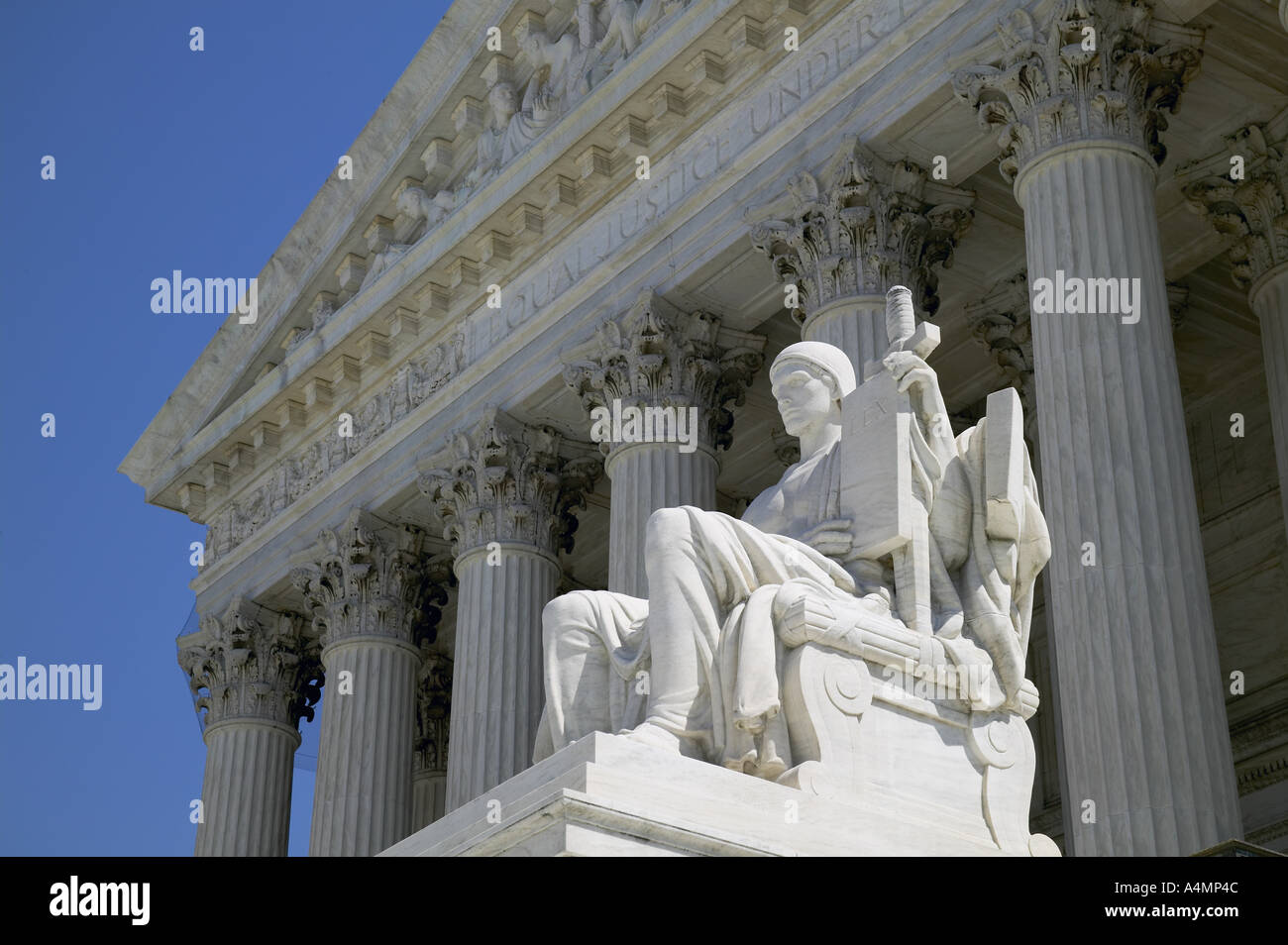 Hüter des Gesetzes Marmorstatue am Supreme Court Gebäude Washington DC USA Stockfoto