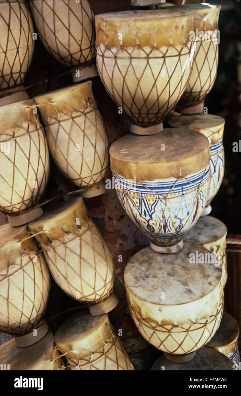 Marokko Marrakech traditionellen Trommeln auf Verkauf im Souk Stockfoto
