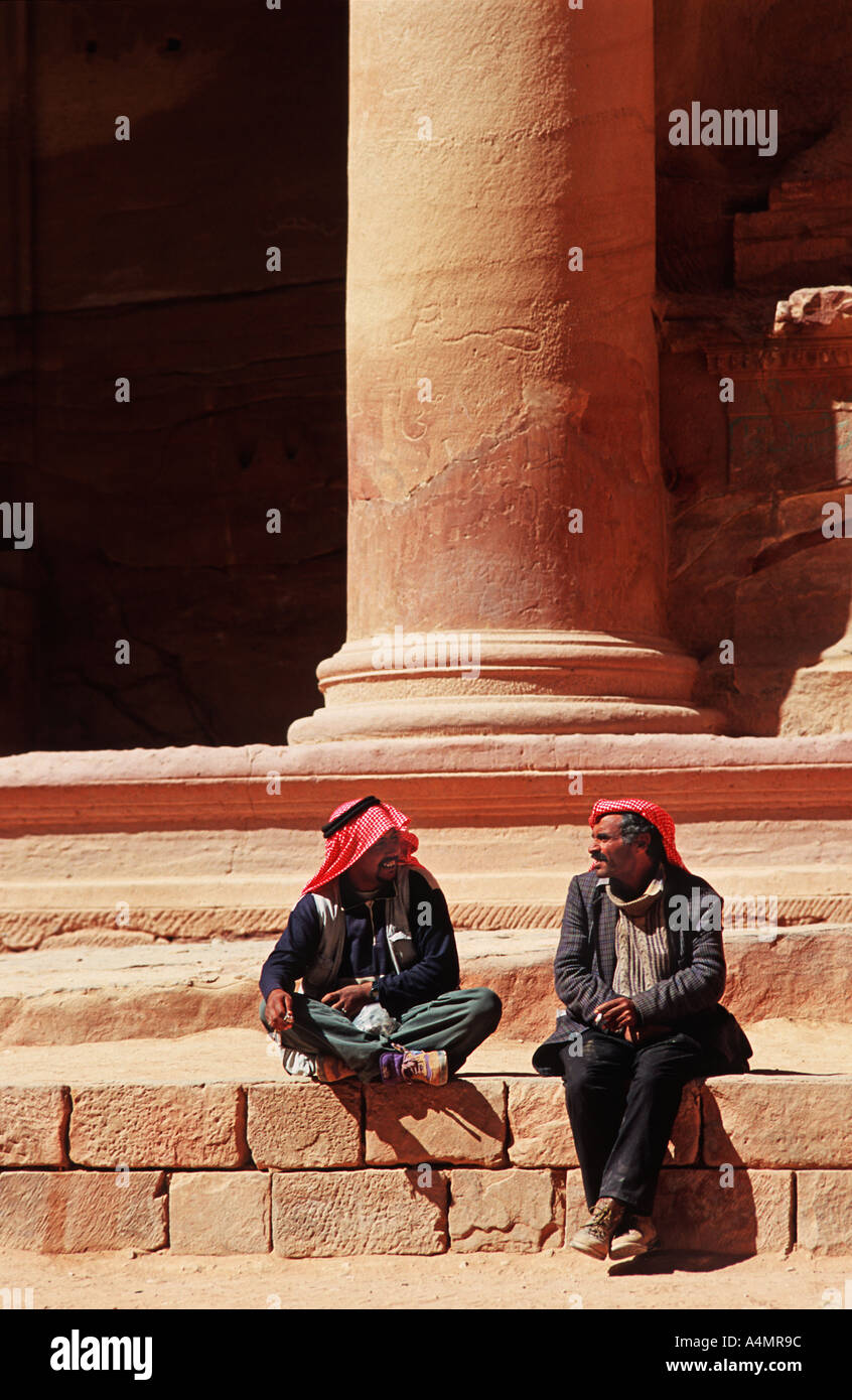 Jordanischen Beduinen führt sitzen im Chat vor der Schatzkammer eine geschnitzte Felsengrab auch bekannt als El Khazneh Petra Jordan Stockfoto