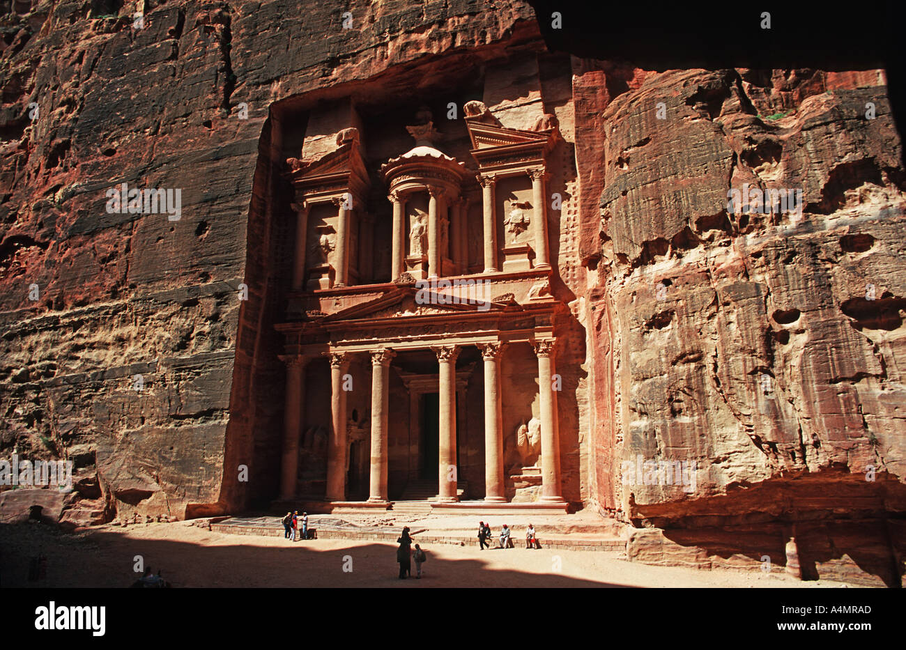 Touristen vor dem Treasury bei Petra auch bekannt als El Khazneh Nabatäer geschnitzte Fassade Petra Jordanien Naher Osten Stockfoto