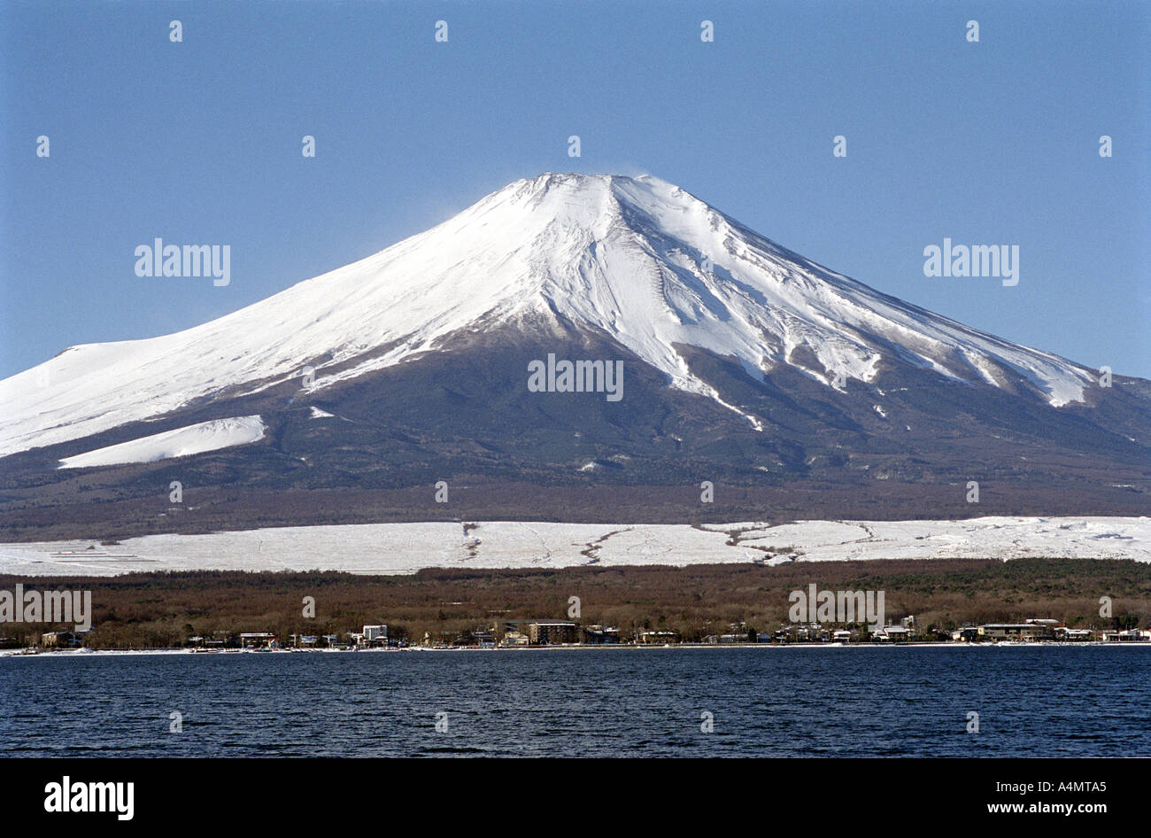 Schneebedeckten Mount Fuji in Japan im Winter vor einem strahlend blauen Himmel gesehen. Stockfoto