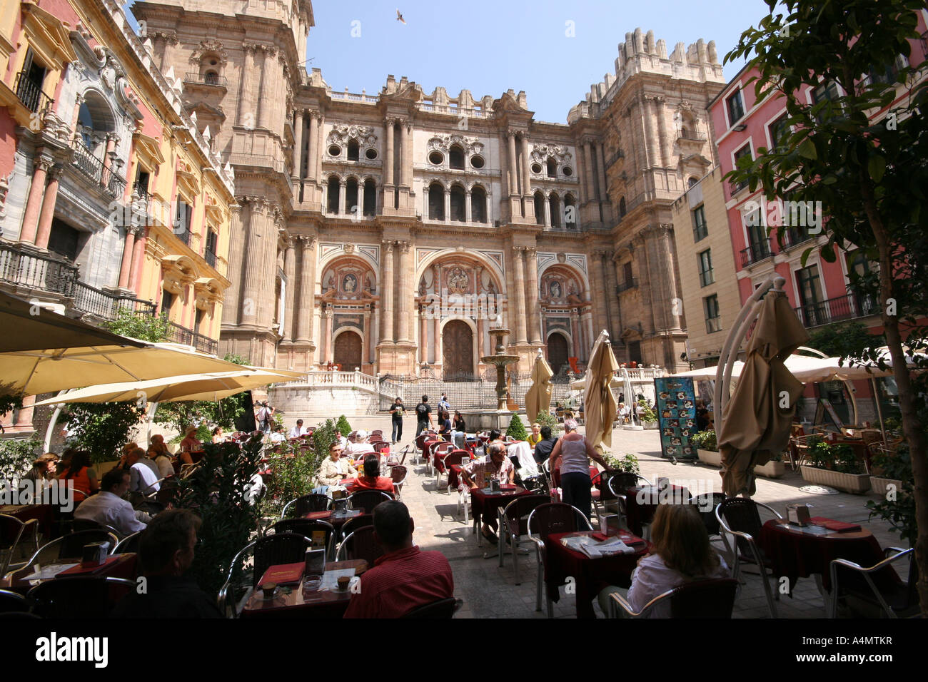 "La Manquita", die bewaffneten Dame - unvollendete Kathedrale Málagas umgeben von touristischen Cafés am Plaza Obiso. Stockfoto